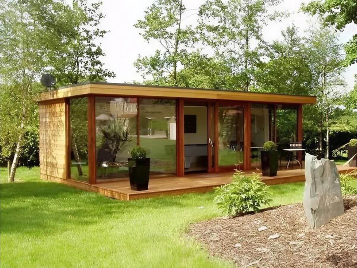 Nh&agrave; cấp 4 n&ocirc;ng th&ocirc;n phong c&aacute;ch Bungalow c&oacute; phần hi&ecirc;n rộng với cửa k&iacute;nh lớn