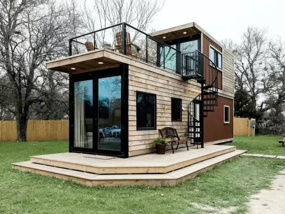 Nh&agrave; gỗ tiền chế c&oacute; thiết kế tối giản nhưng vẫn đầy đủ tiện nghi