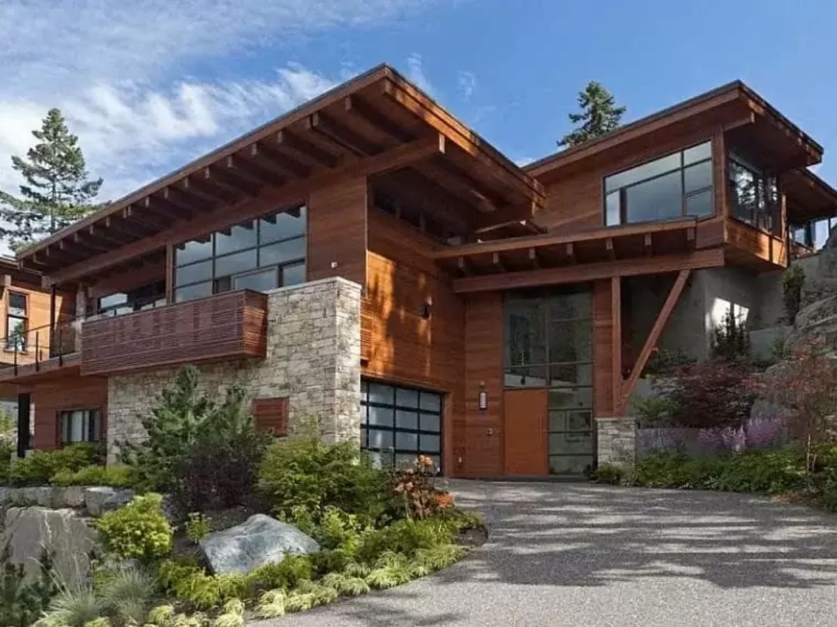 Mẫu nh&agrave; gỗ biệt thự đẹp thường kết hợp th&ecirc;m v&aacute;ch k&iacute;nh tạo kh&ocirc;ng gian mở