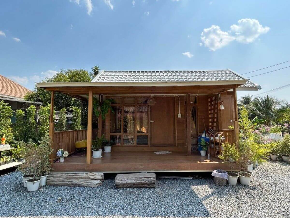 Mẫu nh&agrave; gỗ nhỏ thường sử dụng cửa k&iacute;nh lớn để tối ưu &aacute;nh s&aacute;ng tự nhi&ecirc;n