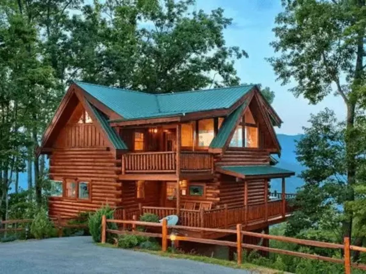 Mẫu nh&agrave; gỗ xoan đẹp với tone n&acirc;u c&aacute;nh gi&aacute;n tự nhi&ecirc;n, bắt mắt