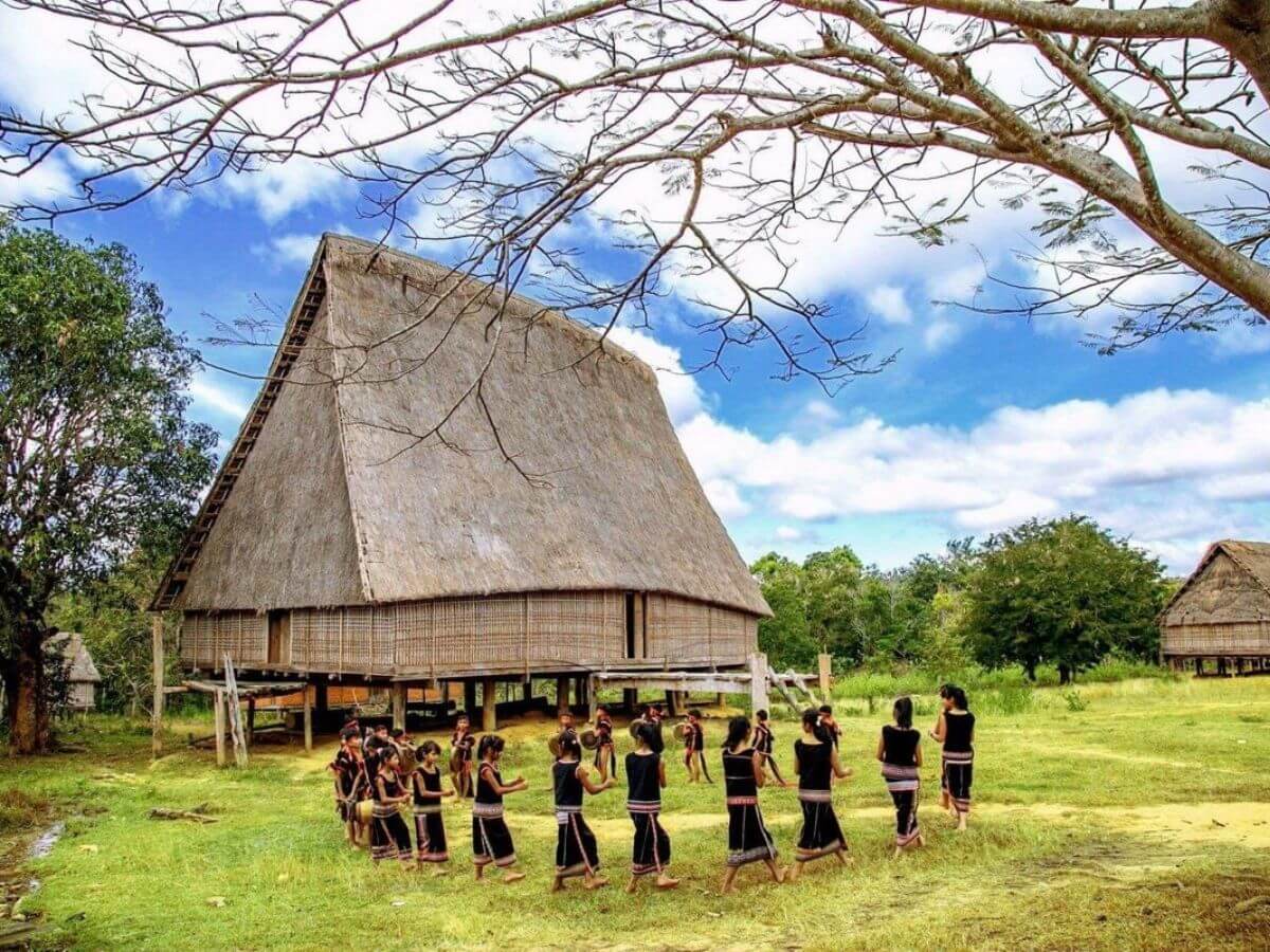 Nh&agrave; s&agrave;n ở T&acirc;y Nguy&ecirc;n 2