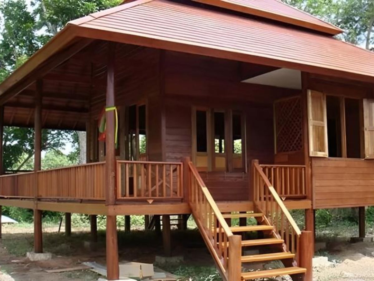 Mẫu nh&agrave; s&agrave;n gỗ đơn giản, mộc mạc v&agrave; th&ocirc;ng tho&aacute;ng