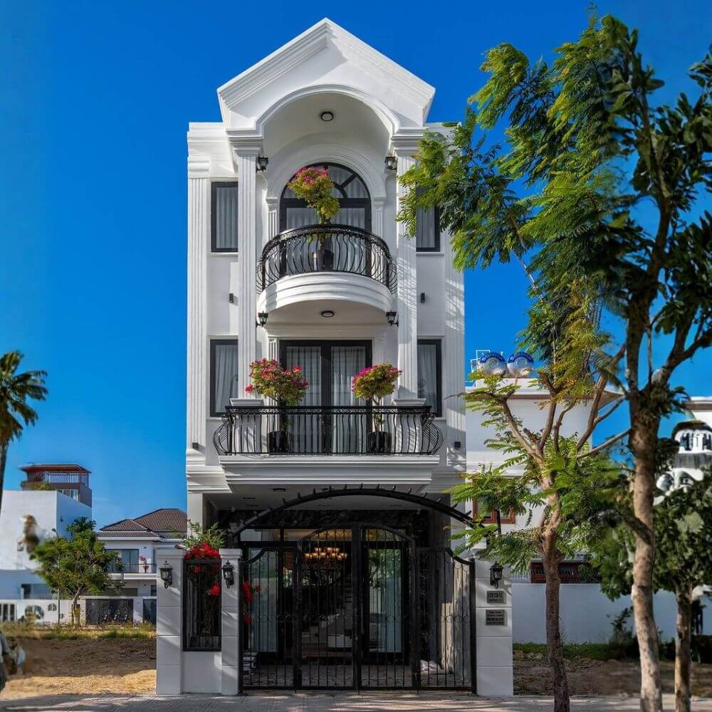 Mẫu nh&agrave; 3 tầng t&acirc;n cổ điển với c&aacute;c điểm nhấn khung sắt, cửa v&ograve;m