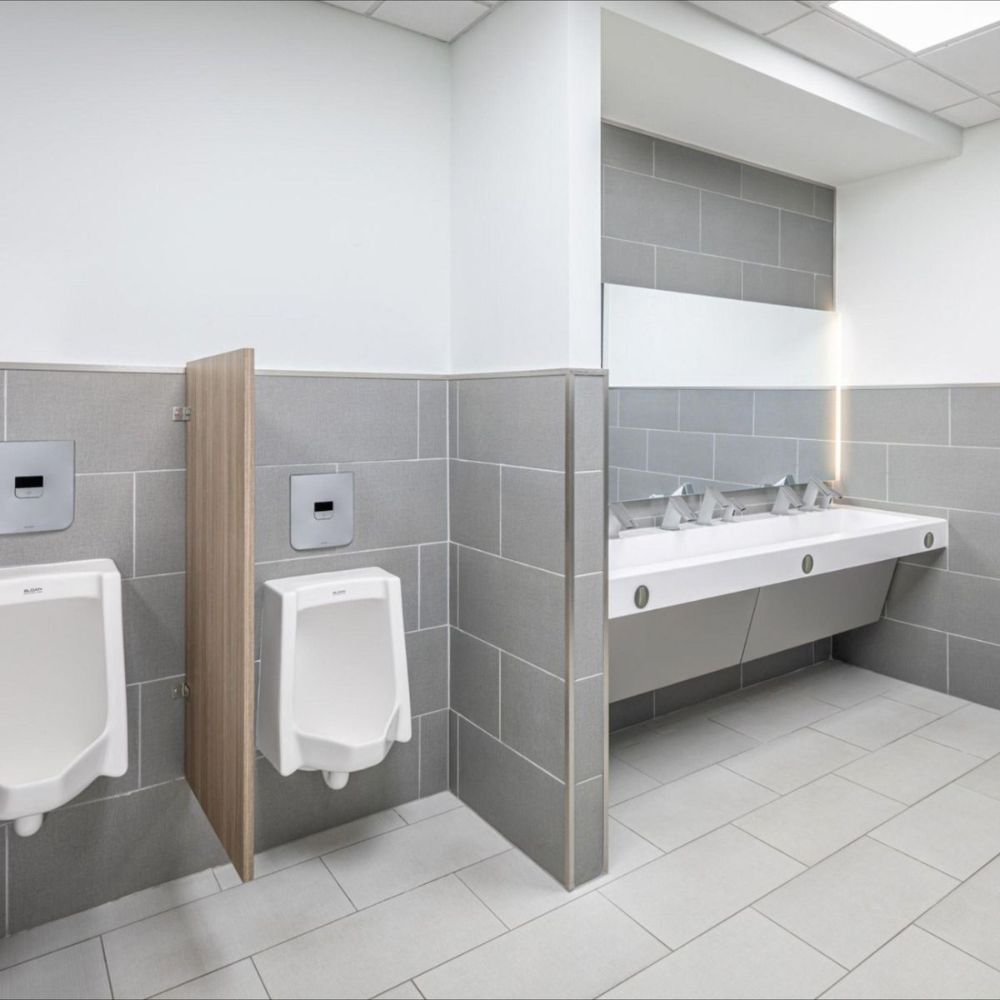 Nh&agrave; vệ sinh c&ocirc;ng cộng diện t&iacute;ch nhỏ được bố tr&iacute; gọn g&agrave;ng với đầy đủ tiện nghi