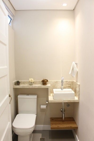 Ý tưởng mẫu nhà vệ sinh nhỏ - kệ để đồ phía trên két nước bồn cầu