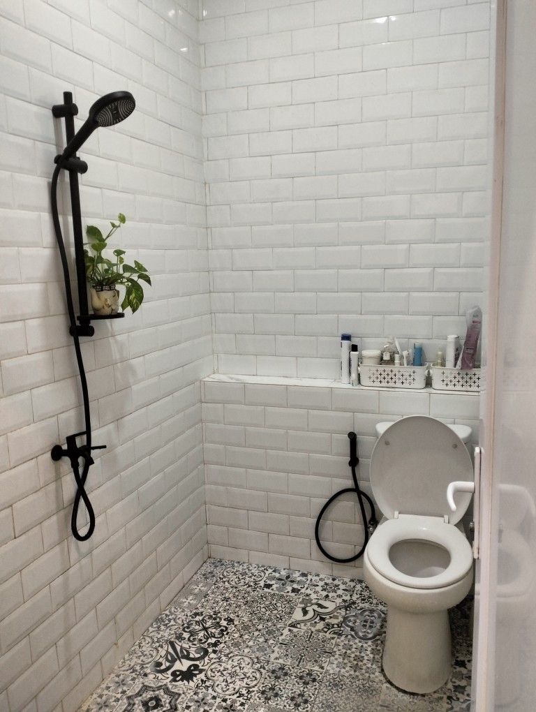 Ý tưởng các mẫu nhà vệ sinh nhỏ đẹp - chọn sen tắm nhỏ gọn