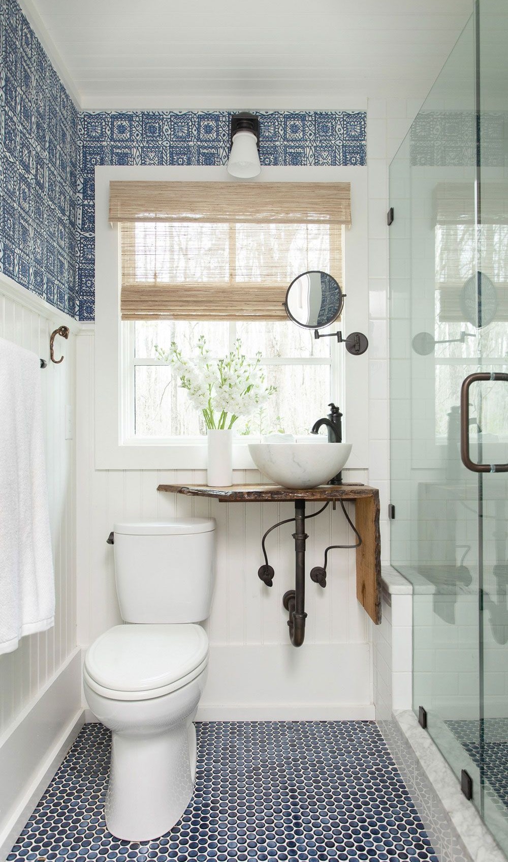 Nhà vệ sinh nhỏ sẽ thông thoáng hơn nhờ cửa sổ & cây xanh tự nhiên