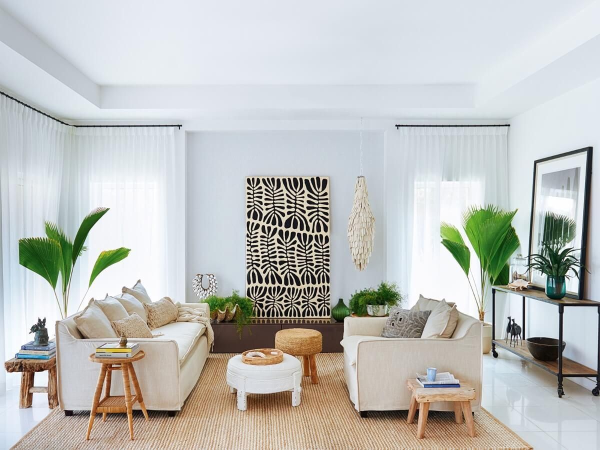Thiết kế ph&ograve;ng kh&aacute;ch nh&agrave; ống phong c&aacute;ch Địa Trung Hải với sofa m&agrave;u kem kết hợp cửa k&iacute;nh lớn gi&uacute;p đ&oacute;n &aacute;nh s&aacute;ng tự nhi&ecirc;n