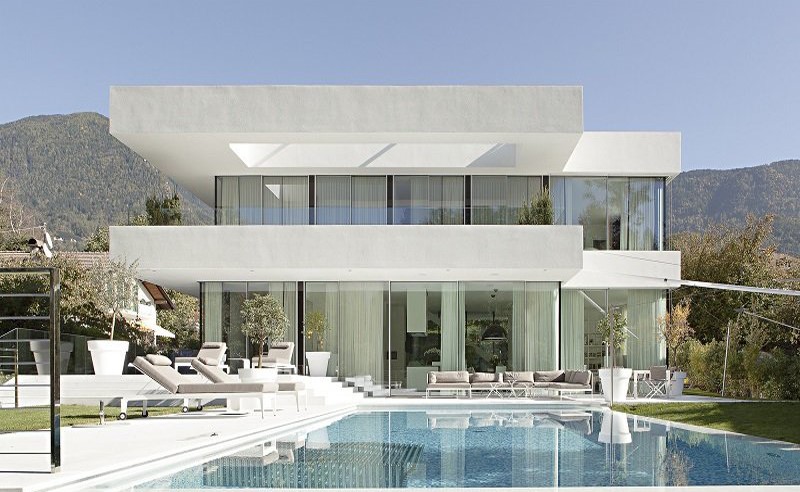 Ngôi nhà ở Ý với gam màu trắng nổi bật sang trọng