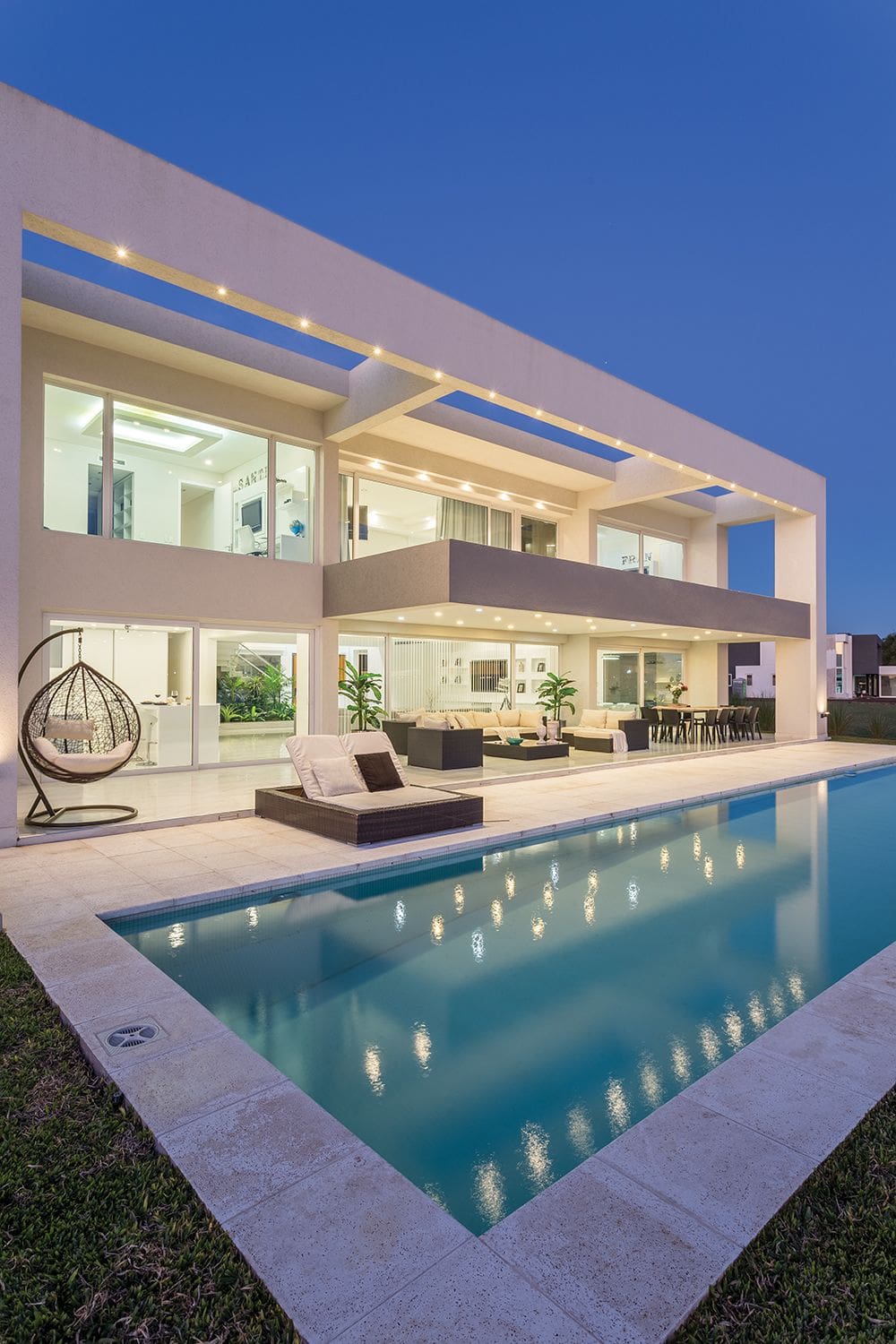 Biệt thự nhà ngang có bể bơi tiện lợi