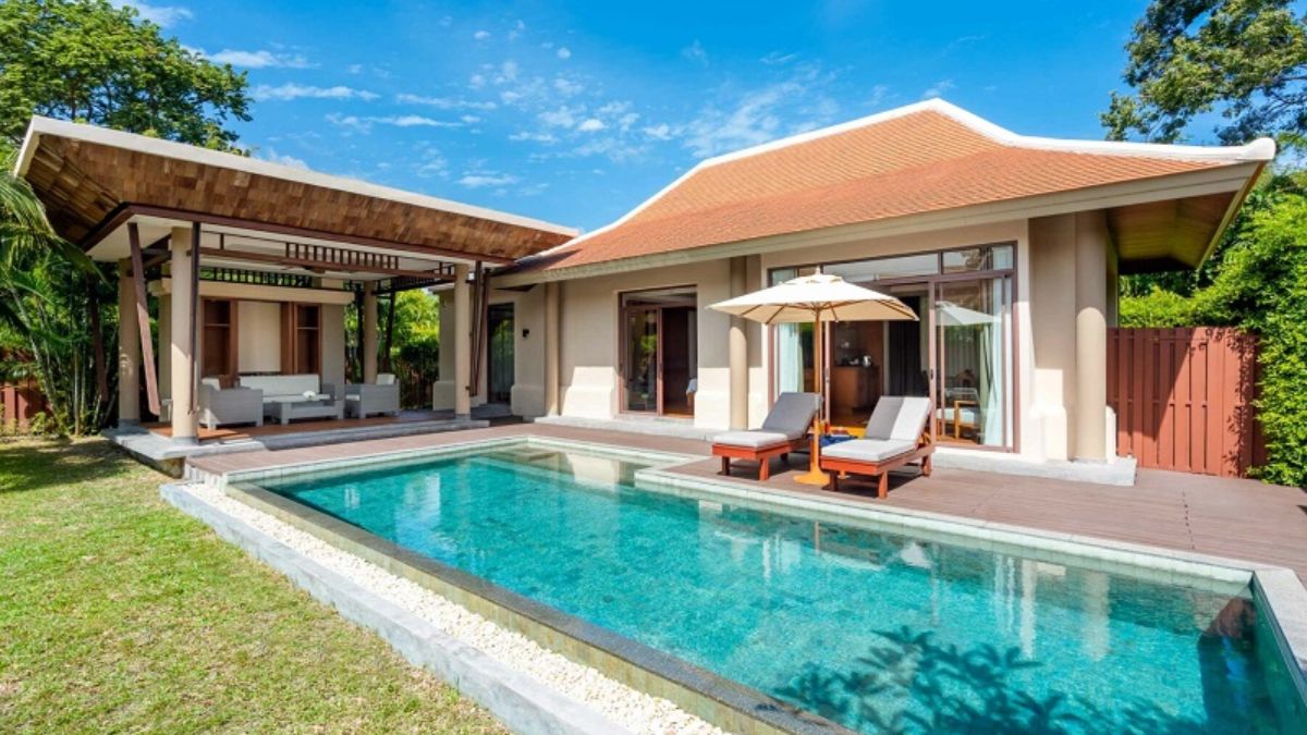 Bố tr&iacute; ghế tắm nắng gần khu vực hồ bơi của villa