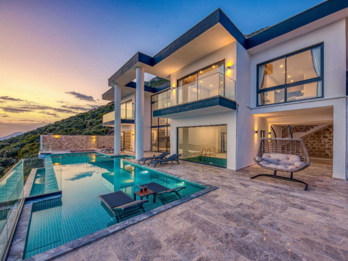 Villa hiện đại kiểu ch&acirc;u &Acirc;u sang trọng c&oacute; hồ bơi c&ugrave;ng hệ cửa k&iacute;nh lớn