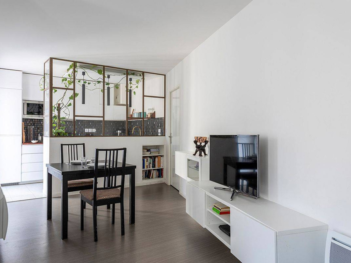 Kính cường lực thường dùng trong thi công tủ bếp, ốp tường bếp hay làm cửa sổ