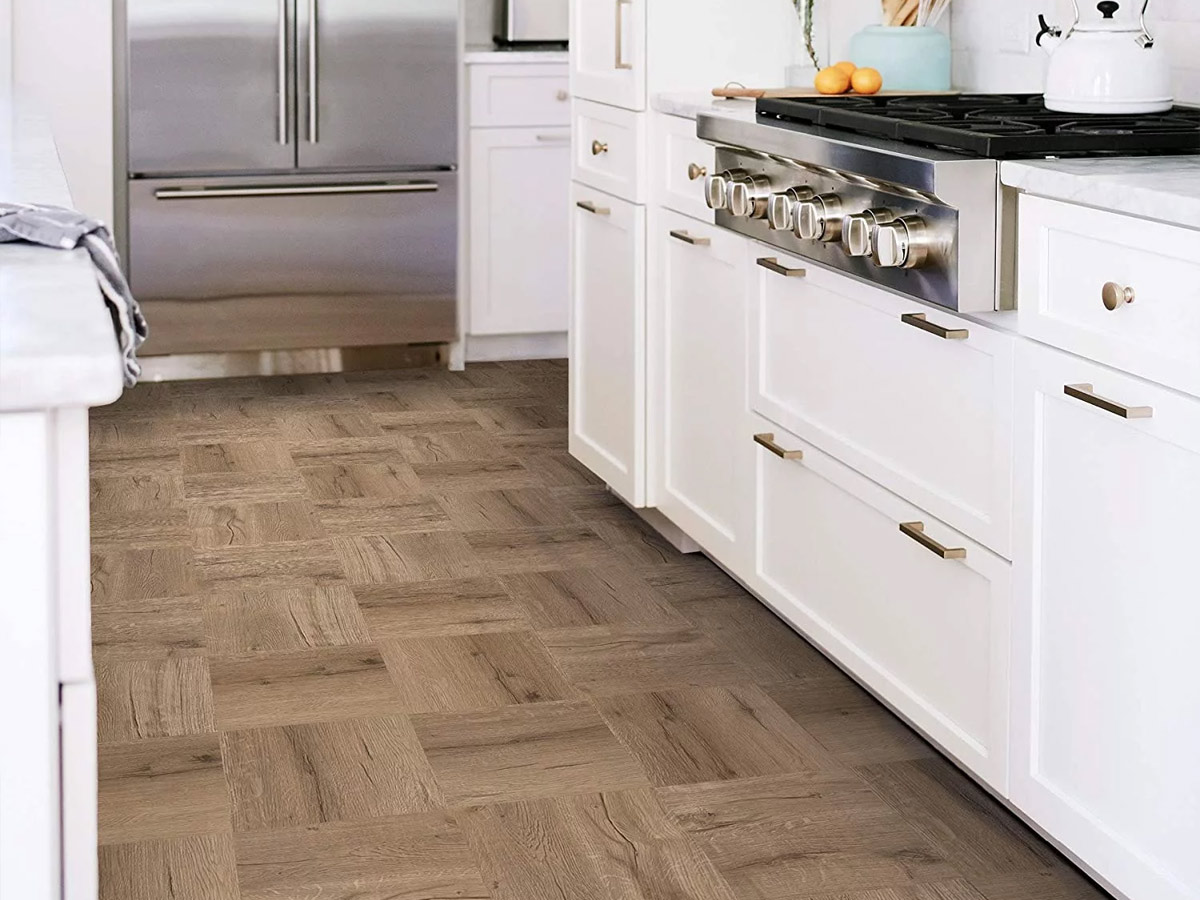 Nên lựa chọn sử dụng các loại đá ốp có bề mặt nhám, chống trơn trượt