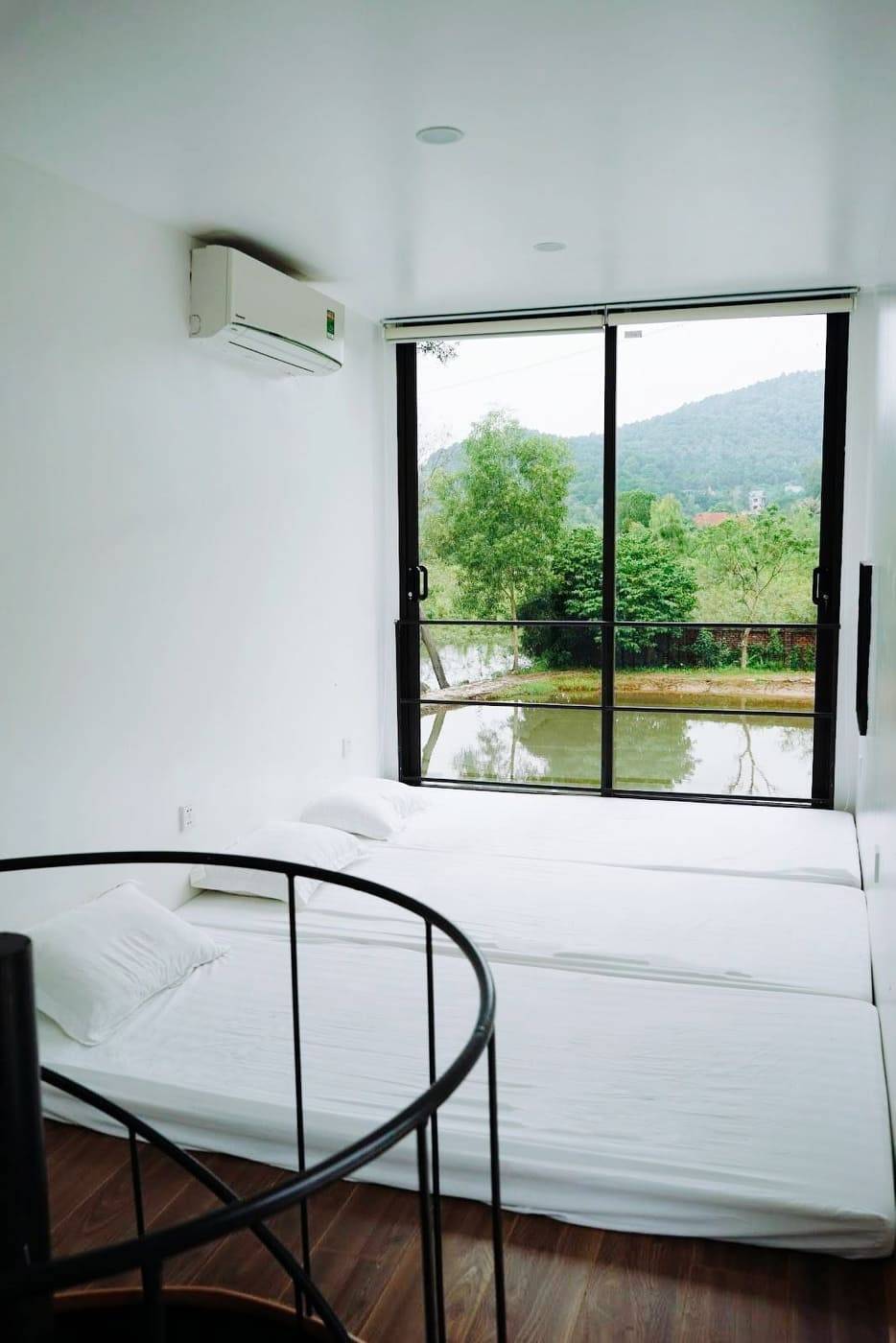 Nhà container có tiến độ xây dựng nhanh chóng, thậm chí có những xưởng chuyên về công trình này họ đã lắp đặt sẵn, chỉ cần bạn mua thì trong vòng 1,2 ngày là có ngay một ngôi nhà cơ bản để ở rồi đấy (nếu bạn thiết kế thì sẽ cần nhiều thời gian hơn).