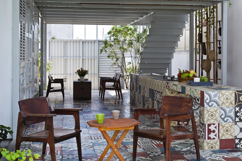 Tầng 1 không cửa được sử dụng làm phòng tiếp khách, nhà bếp và khu ăn uống.