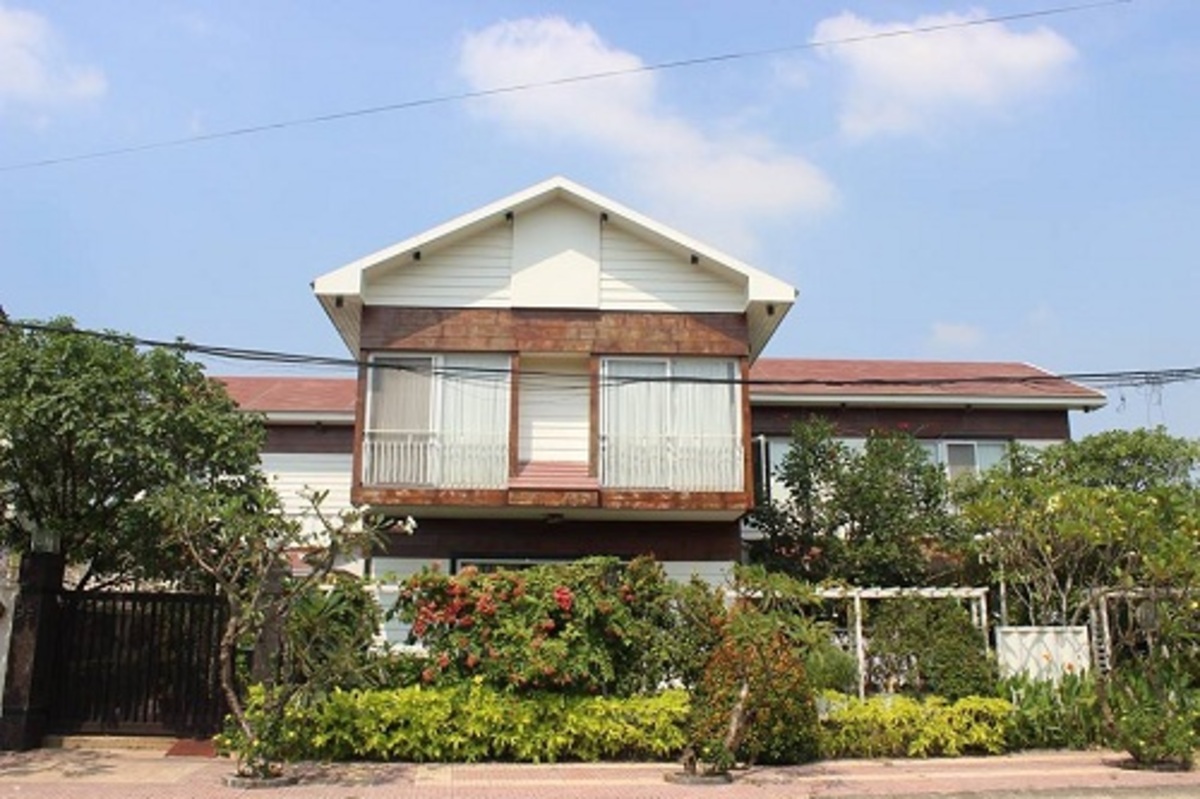 Vẻ ngoài của căn biệt thự khiến nó trông không quá khác biệt so với những ngôi nhà truyền thống.