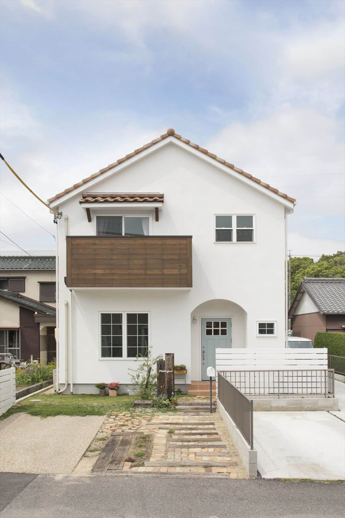 Nhà 2 tầng có ban công rộng rãi