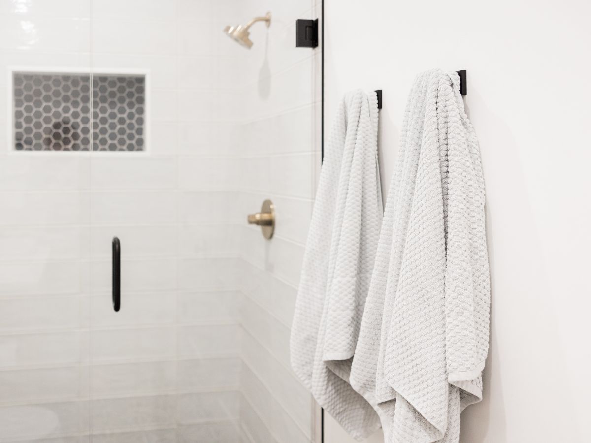 Những chi tiết trang trí nhỏ như đèn treo hay giá đỡ treo cũng tạo nên sự sang trọng và tinh tế cho không gian phòng tắm Nhật Bản