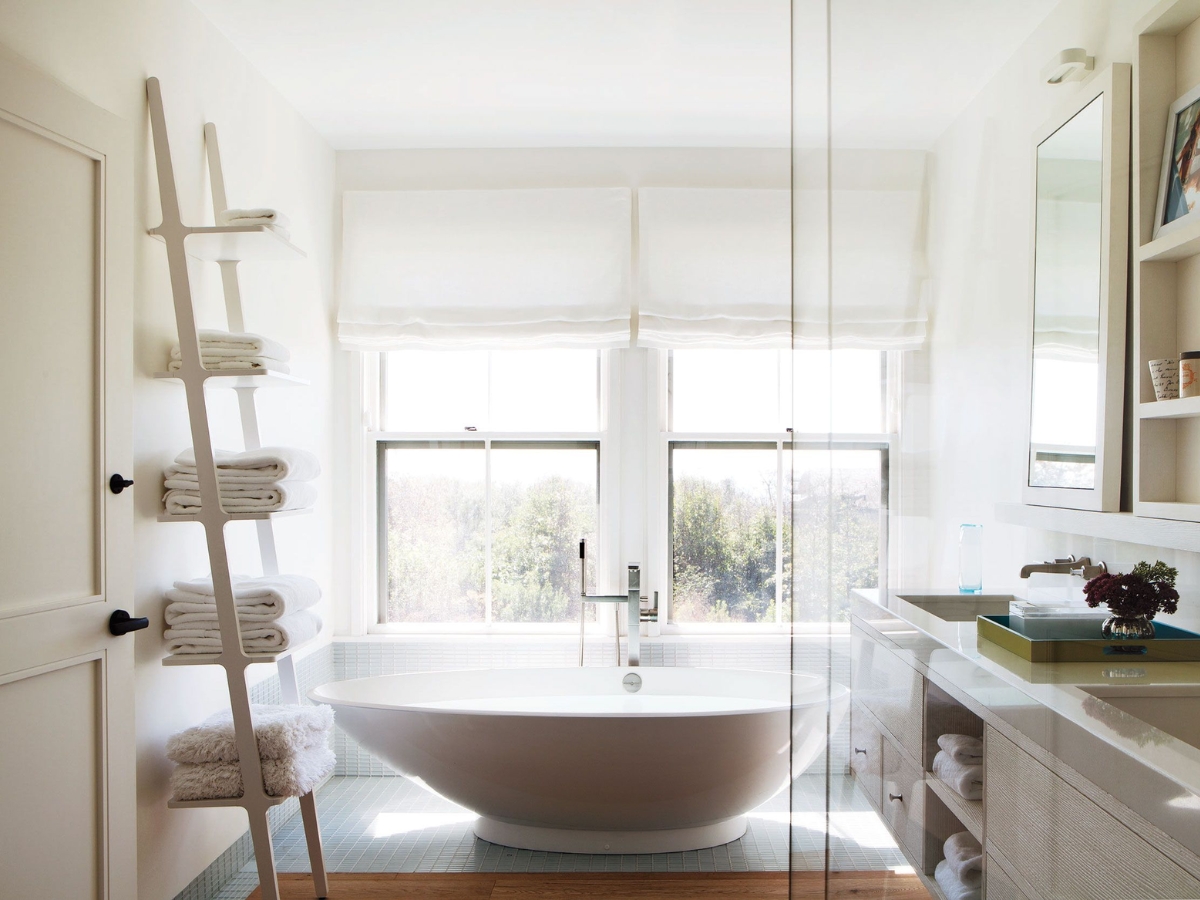 Phòng tắm Minimalist trang bị vòi sen và bồn tắm thông minh