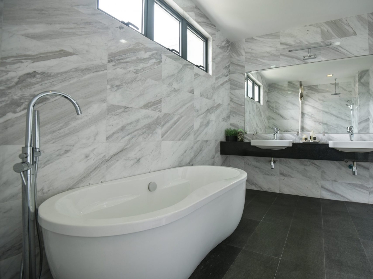 Sử dụng gạch ốp họa tiết đá tự nhiên để tạo sự tinh tế cho phòng tắm Minimalist