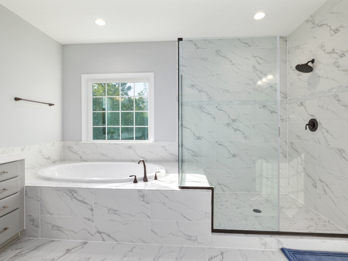 Sử dụng đèn trần giúp tăng cường ánh sáng tự nhiên cho phòng tắm Minimalist