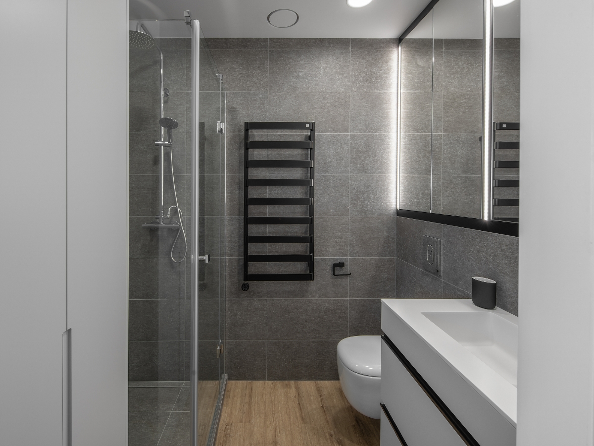 Thiết kế phòng tắm Minimalist với tông màu xám sáng và màu trắng