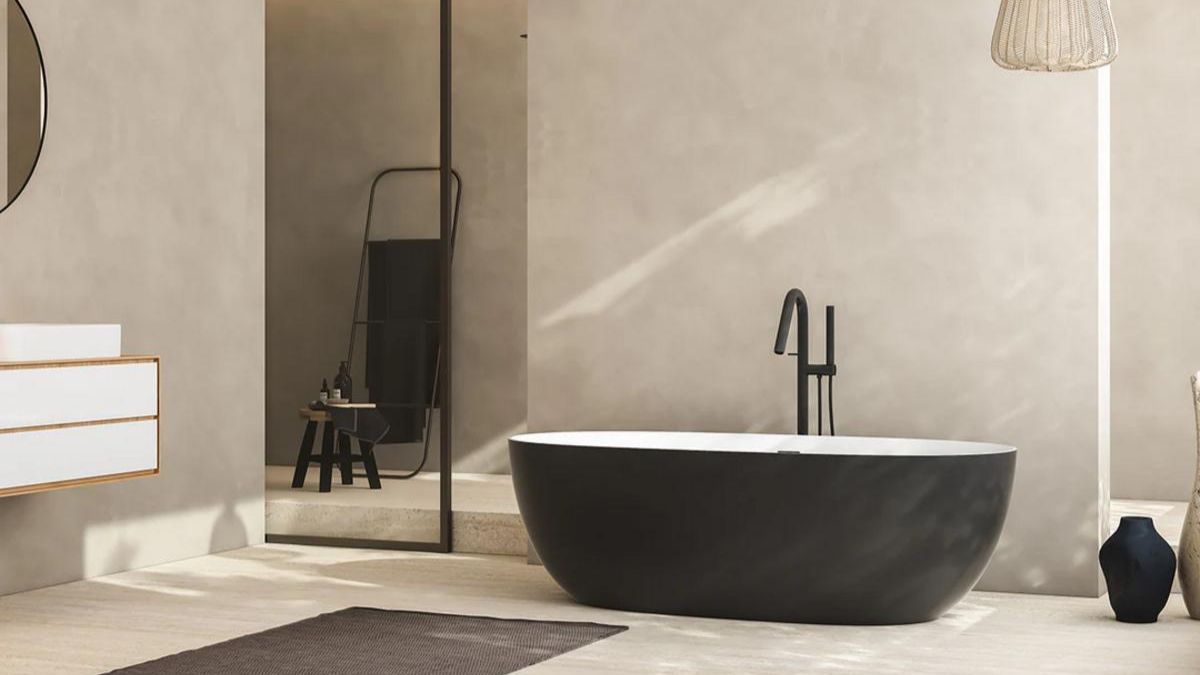 Ph&ograve;ng tắm Minimalist được với điểm nhấn l&agrave; bồn tắm m&agrave;u đen d&aacute;ng thuyền mềm mại