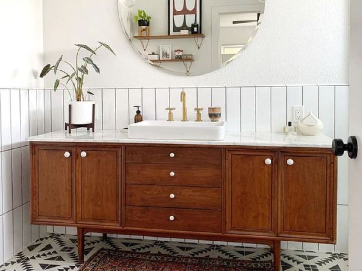 Chậu tủ từ gỗ và vòi chậu bằng đồng vintage