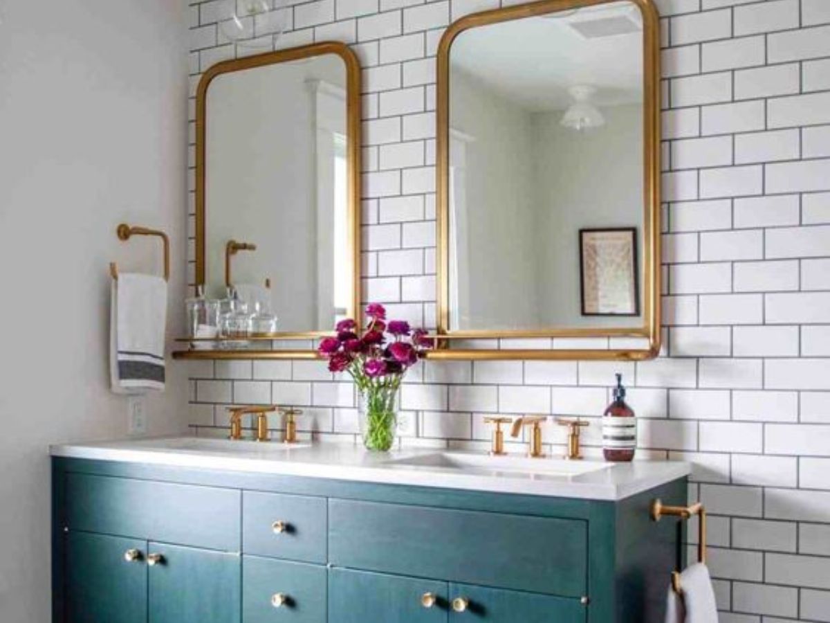 Nhà tắm với gương bằng đồng mang phong cách vintage