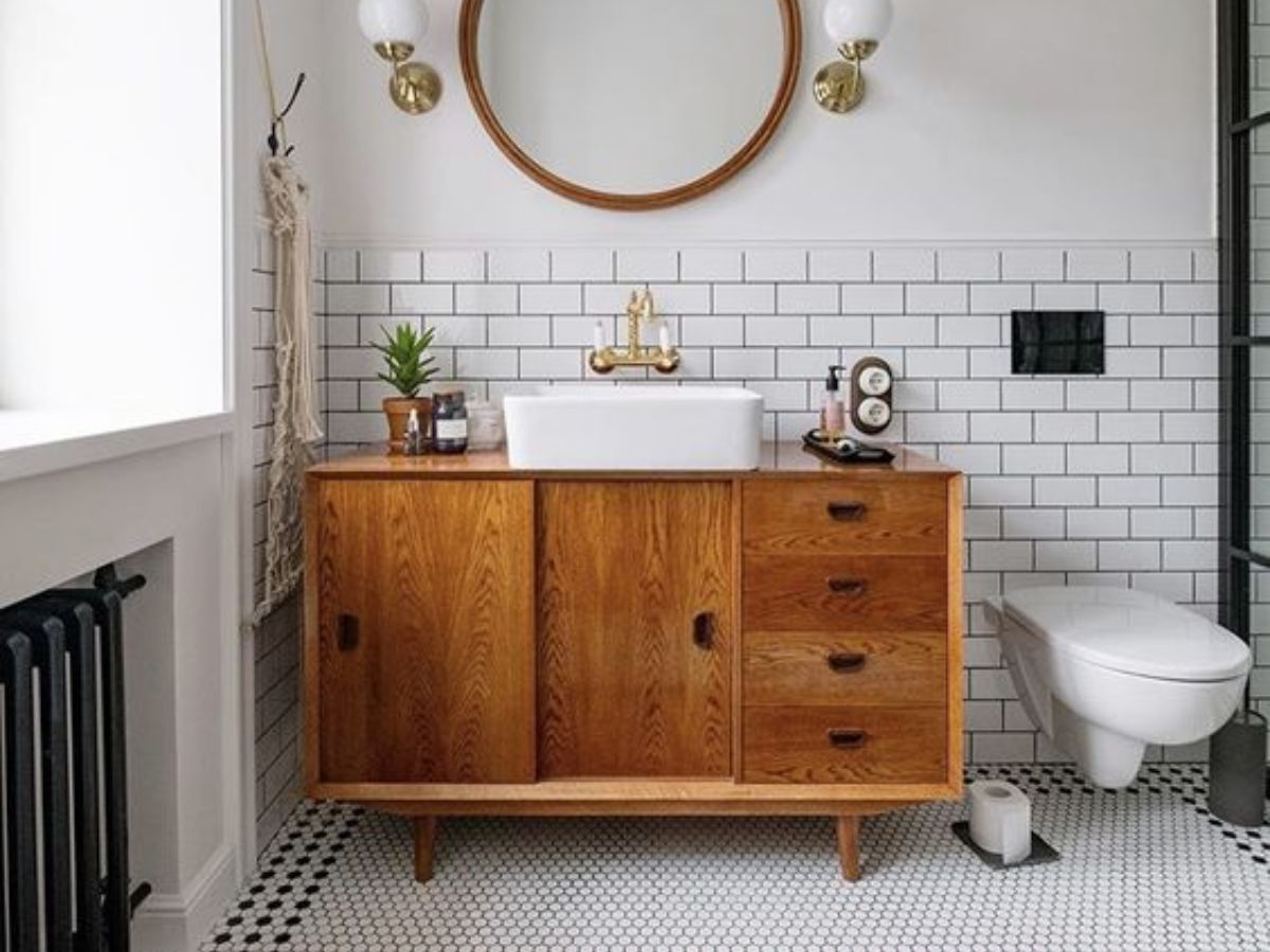 Chậu tủ lavabo tạo nên không gian vintage cho nhà tắm
