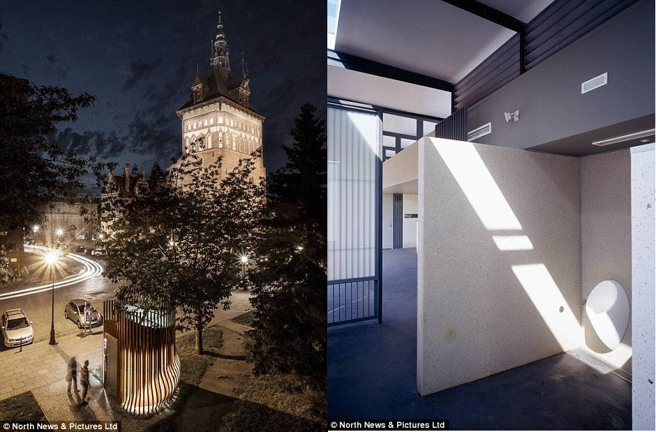 Nhà vệ sinh công cộng trên phố của Gdansk, Ba Lan.