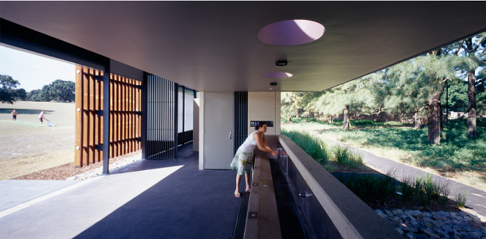 Nhà vệ sinh trong khuôn viên Centennial Park Amenities (Sydney, Australia) được đánh giá hàng đầu với quang cảnh gần gũi thiên nhiên và hệ thống hiện đại, tiện nghi cho khách tham quan.