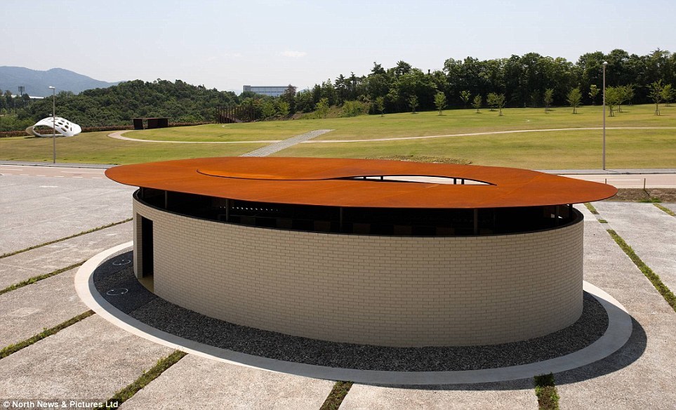 Nhà vệ sinh Graviculture M (thành phố Miki, tỉnh Hyogo, Nhật Bản) thiết kế theo hình ô van.