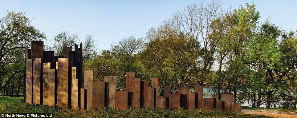 Nhà vệ sinh bên đường Austin, Texas, Mỹ với thiết kế mang dáng dấp một công trình điêu khắc.