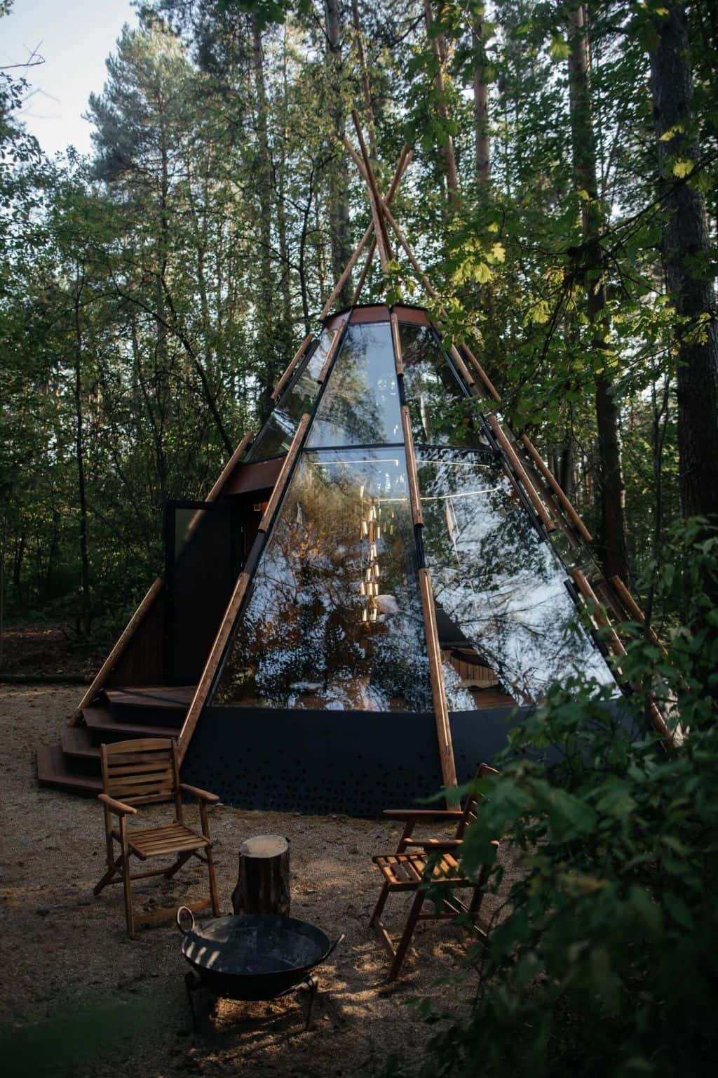 Ngôi nhà bao quanh kính bắt mắt và độc đáo