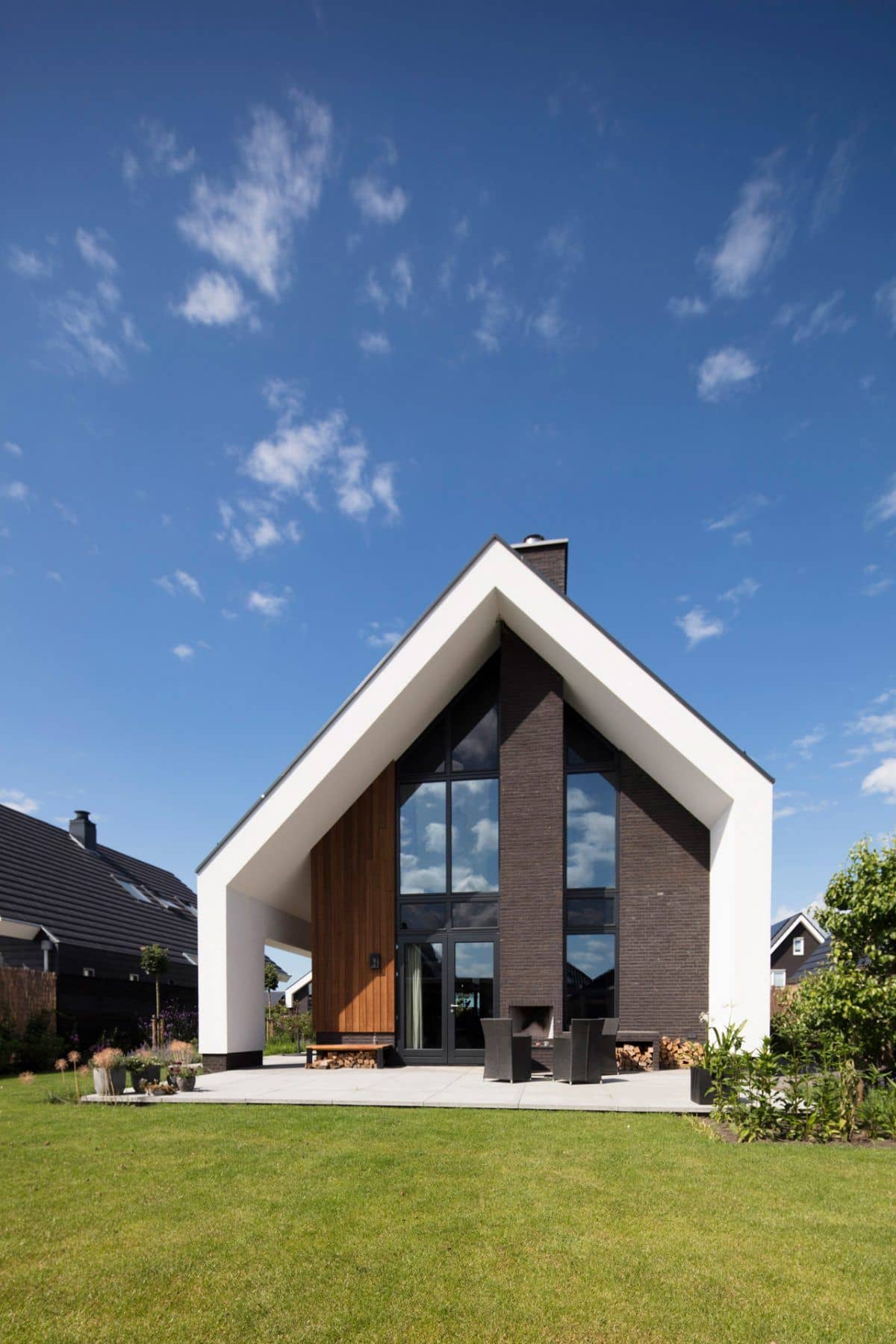 Nhà gỗ bản to bình dị, ấm áp trên thảo nguyên