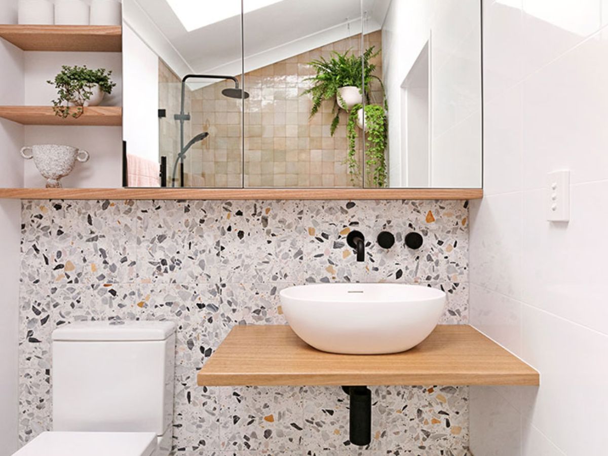 L&aacute;t một mảng gạch c&oacute; họa tiết đặc biệt ở khu vực lavabo để tạo điểm nhấn cho nh&agrave; tắm t&acirc;n cổ điển