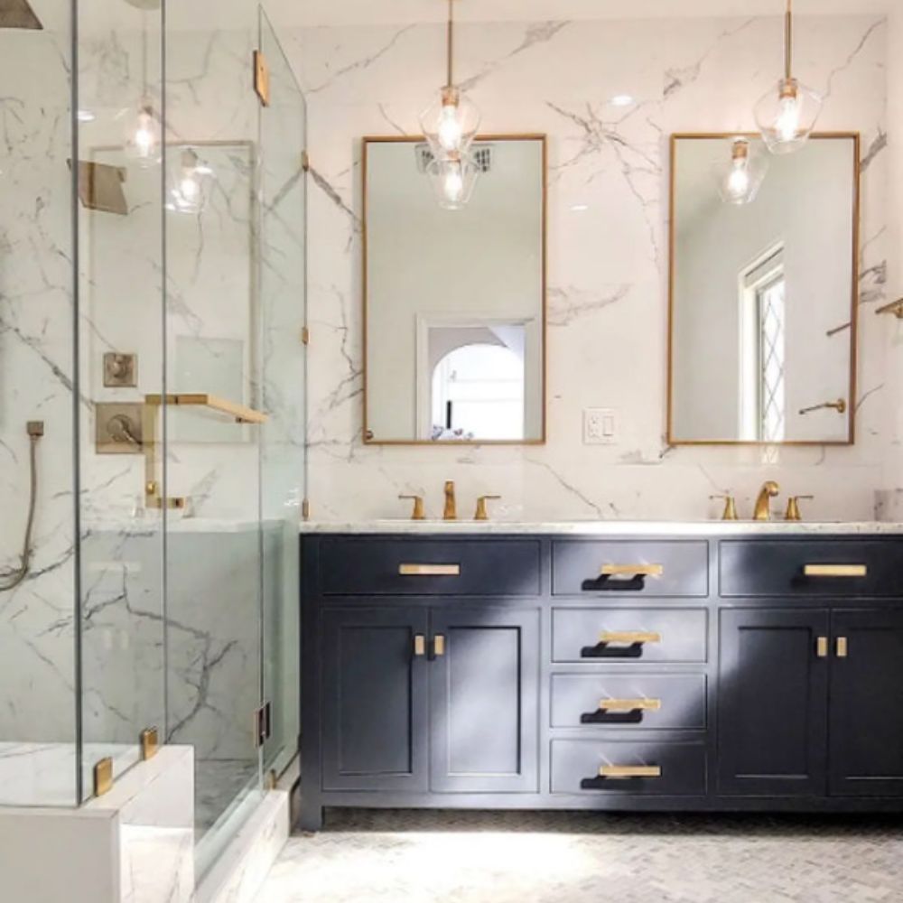 C&aacute;c chi tiết mạ v&agrave;ng c&oacute; thể được &aacute;p dụng để tăng sự sang trọng cho nh&agrave; tắm t&acirc;n cổ điển