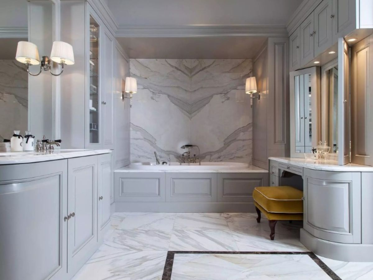 Ph&ograve;ng tắm t&acirc;n cổ điển với gam m&agrave;u x&aacute;m nhạt kết hợp &aacute;nh đ&egrave;n v&agrave;ng ấm &aacute;p từ đ&egrave;n treo