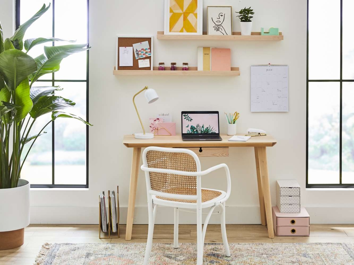 Setup bàn làm việc gần khu vực cửa sổ cũng là một gợi ý hay dành cho những ai đang có ý định thiết lập khu vực làm việc tại nhà