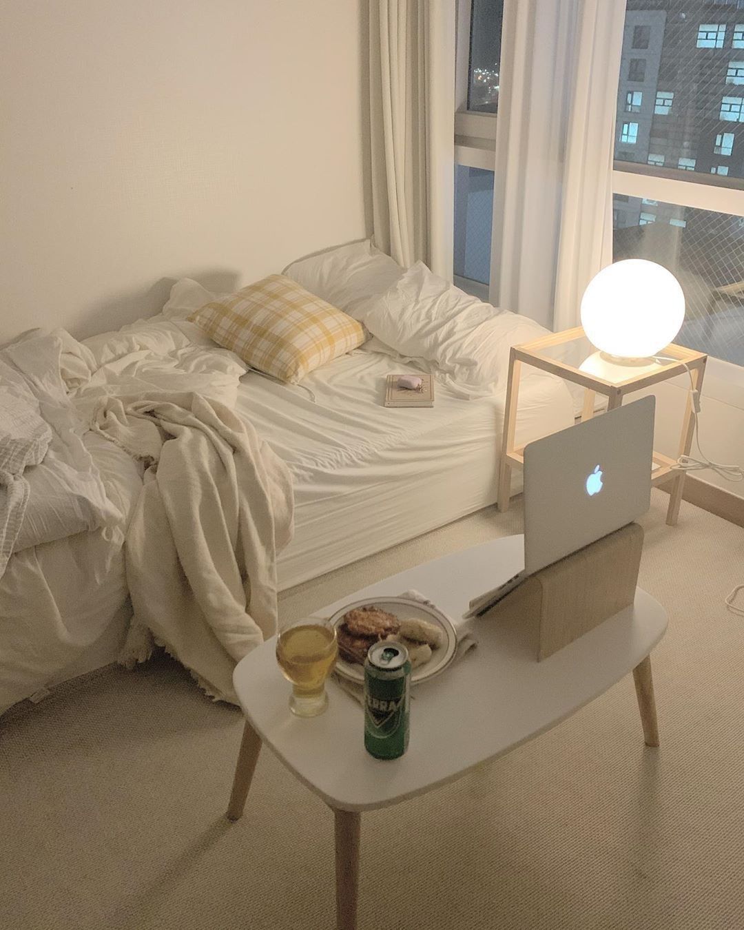 Trang trí phòng ngủ kiểu Hàn Quốc tông màu trắng be