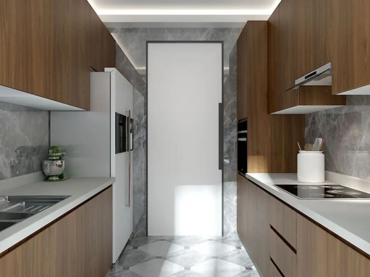 Nh&agrave; vệ sinh được bố tr&iacute; ở cuối h&agrave;nh lang bếp, tạo th&agrave;nh một trục thẳng thuận lợi cho việc di chuyển
