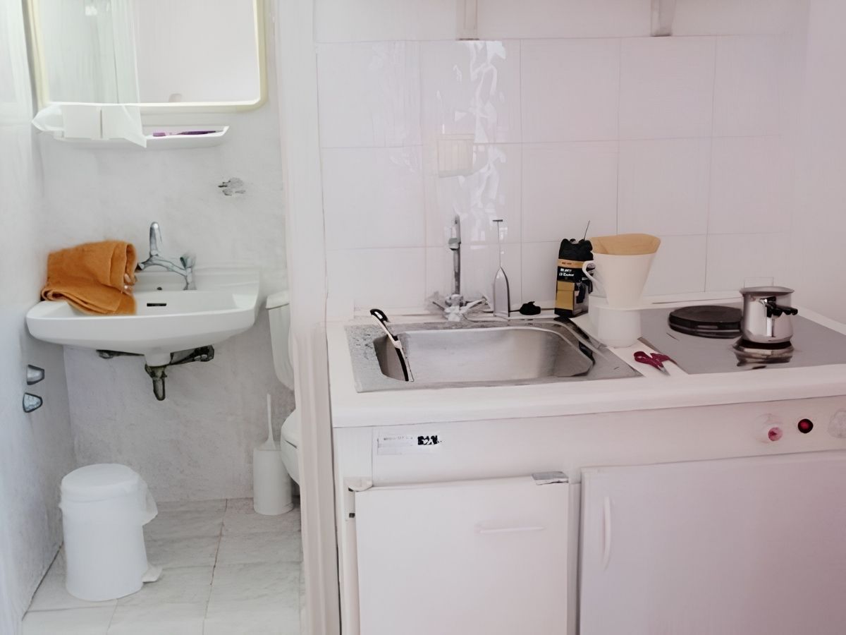 Thiết kế nh&agrave; vệ sinh qu&aacute; s&aacute;t khu vực nấu nướng c&oacute; thể khiến thức ăn bị nhiễm khuẩn v&agrave; g&acirc;y kh&oacute; chịu khi nấu nướng