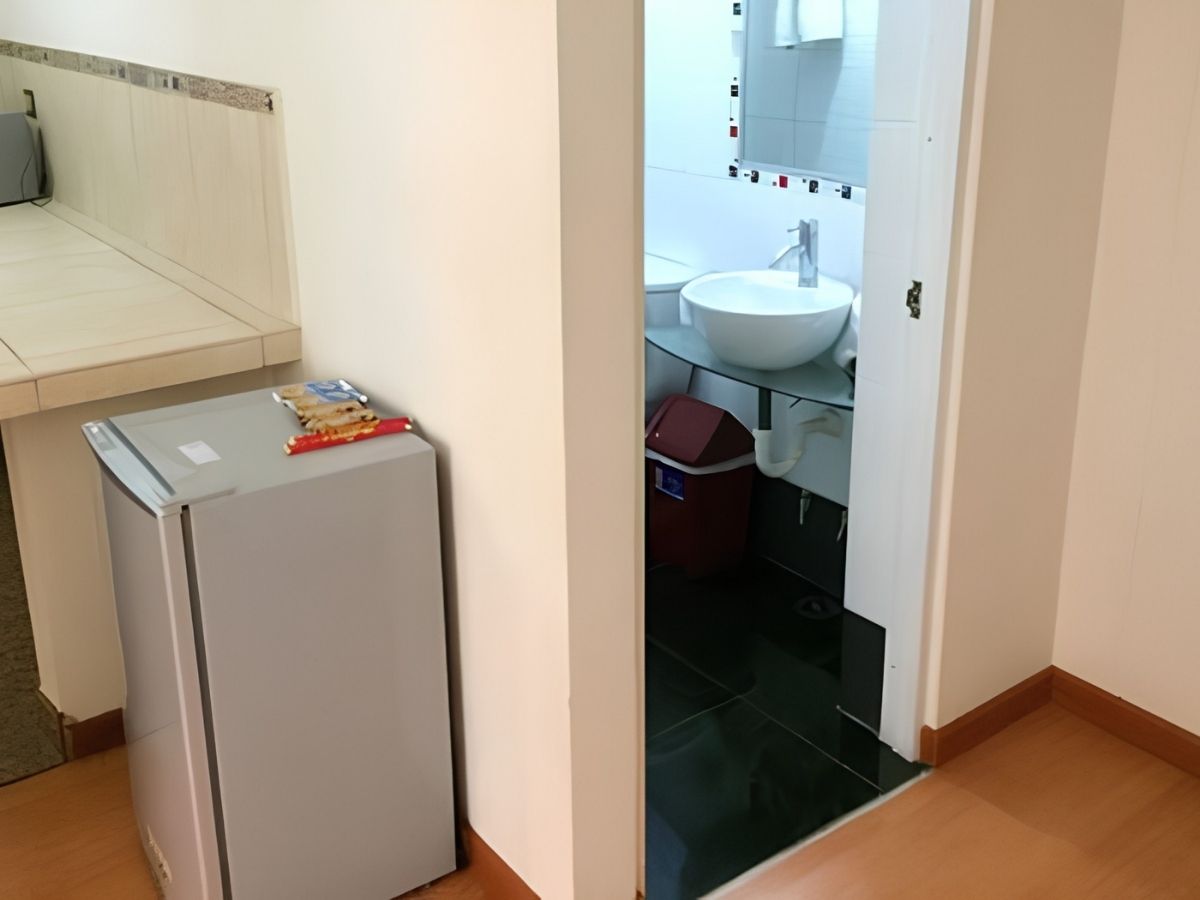 Thay đổi hướng cửa v&agrave; sử dụng tường để ngăn c&aacute;ch nh&agrave; bếp, ph&ograve;ng ăn với nh&agrave; vệ sinh
