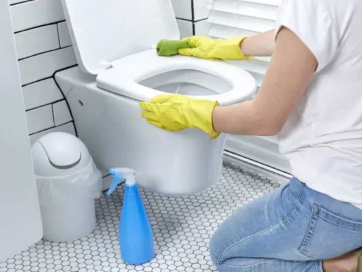 Thường xuy&ecirc;n dọn dẹp nh&agrave; vệ sinh để khu vực n&agrave;y lu&ocirc;n sạch sẽ