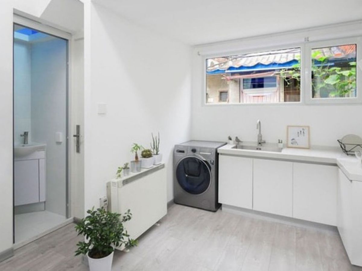 Kh&ocirc;ng n&ecirc;n đặt bếp nấu tựa trực tiếp v&agrave;o tường nh&agrave; vệ sinh
