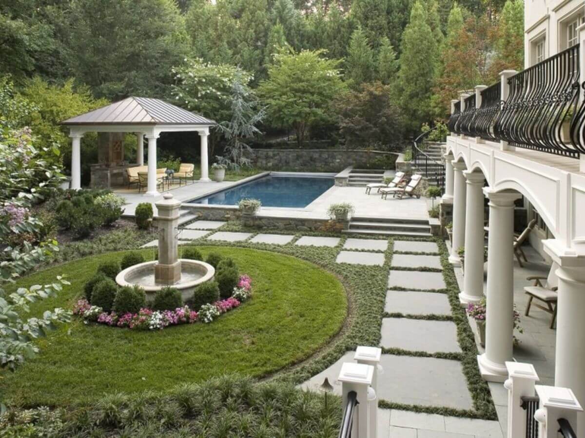 Nh&agrave; vườn t&acirc;n cổ điển th&ecirc;m nổi bật với đ&agrave;i phun nước nhỏ v&agrave; c&aacute;c kh&oacute;m hoa