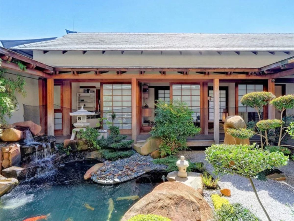 Hồ c&aacute; nhỏ l&agrave;m cho nh&agrave; vườn th&ecirc;m đẹp v&agrave; thư gi&atilde;n